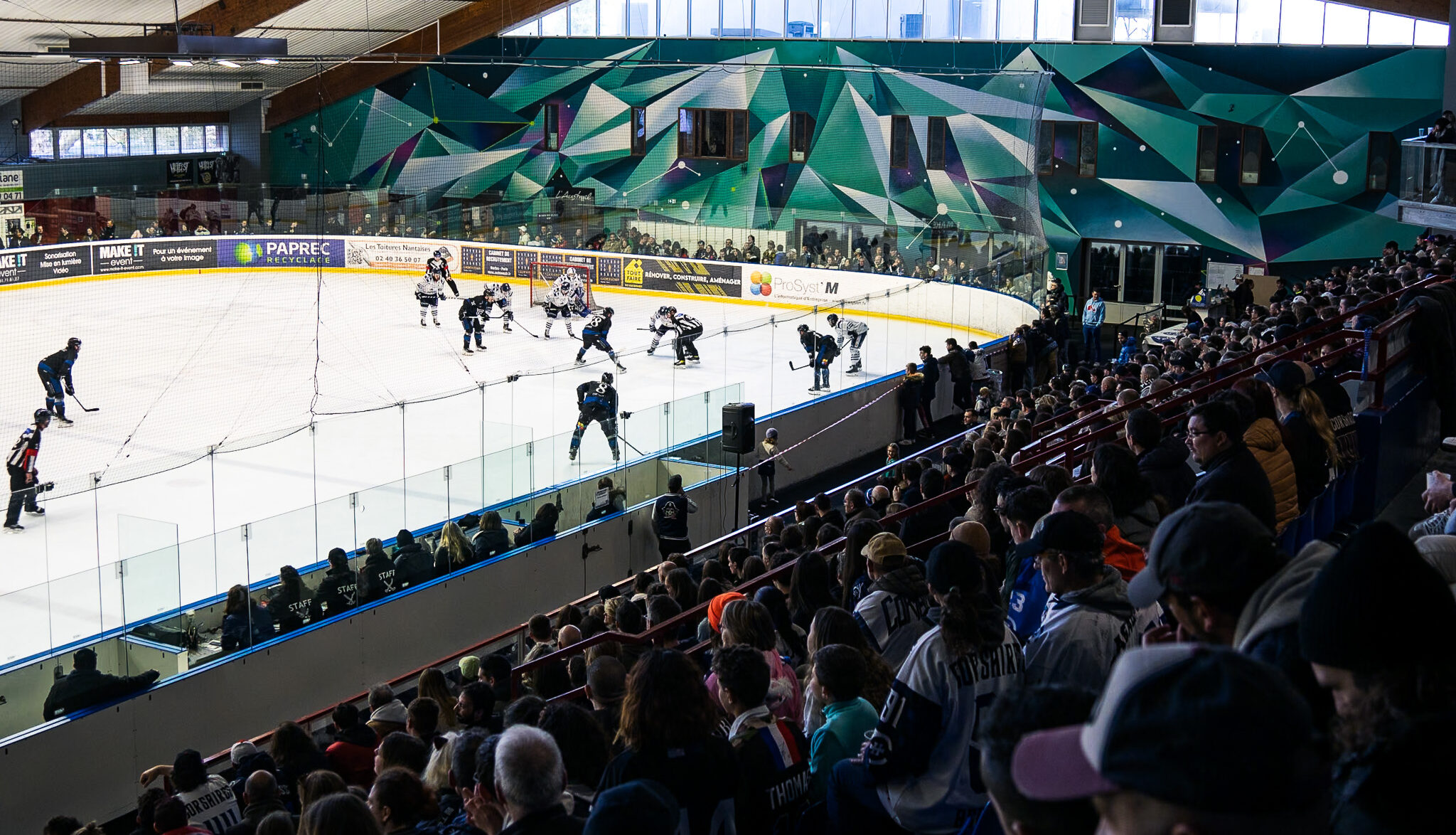 match des Corsaires de Nantes, club de Hockey sur glace. Tribune pleine à la patinoire